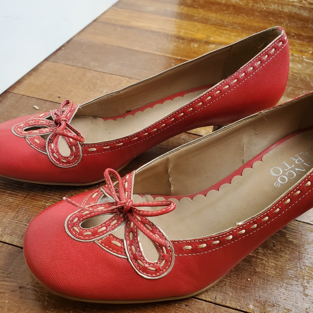Kitten heel pumps